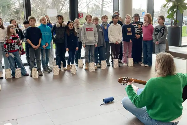 Grundschule Kaiserswerth bringt Weihnachtsfreude ins Krankenhaus
