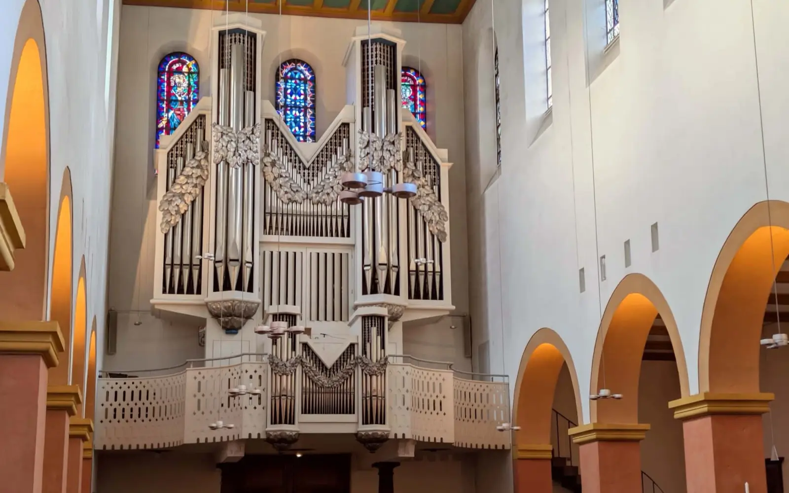 Das historische Kirchenschiff der Basilika Sankt Suitbertus in Kaiserswerth beeindruckt durch seine Architektur und die prachtvolle Orgel. Foto: ah