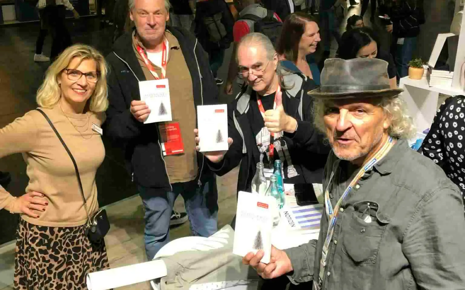 Die Autoren präsentierten ihr neues Buch „Weihnachtszaubernächte“ auf der Frankfurter Buchmesse (von links): Autorenbetreuerin Daniela Engelking sowie das Autoren-Trio Frank Bonkowski, Mickey Wiese und Thomas Klappstein. Foto: privat