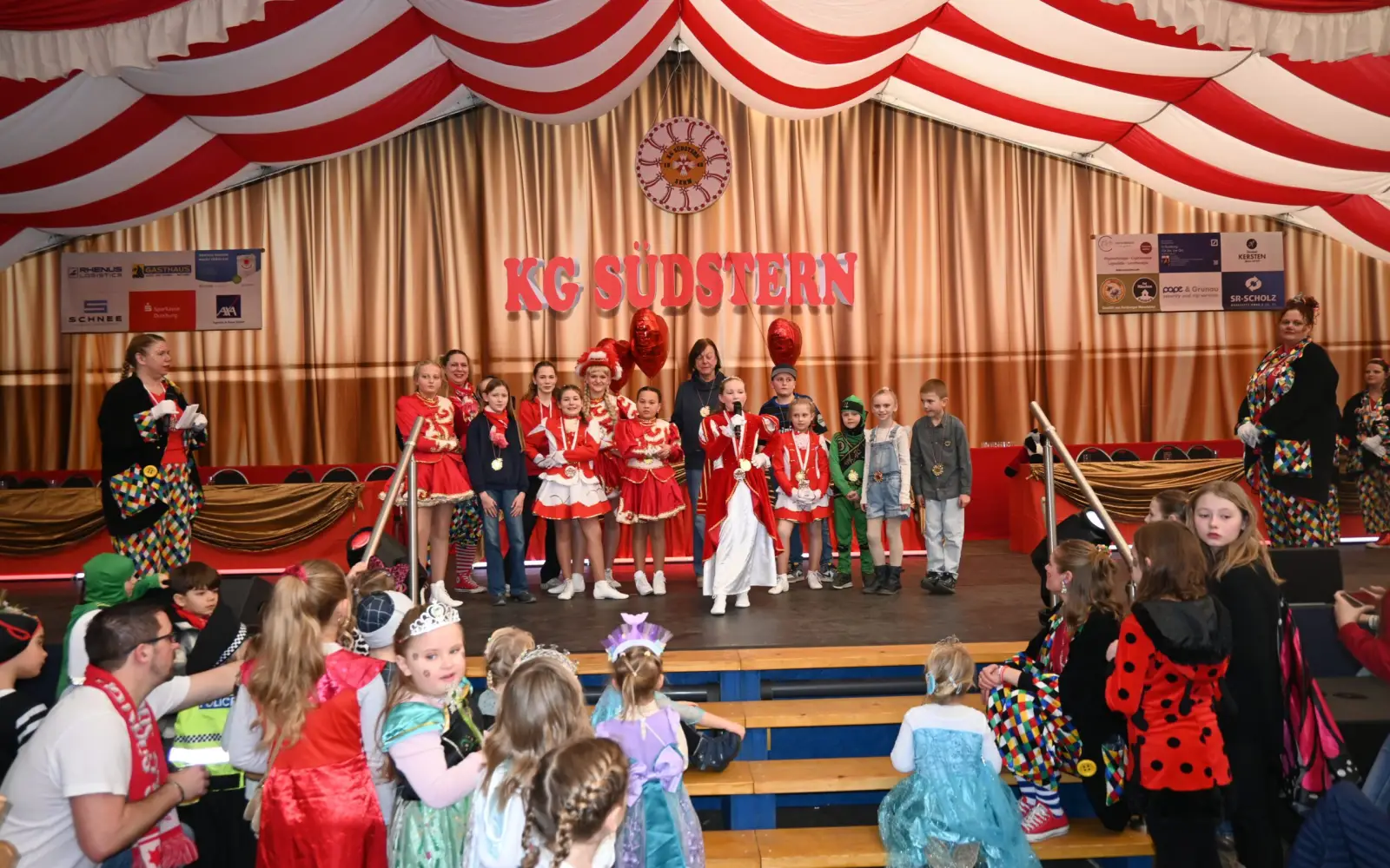 Die neue Kinderprinzen-Crew überreichte sofort die ersten Orden. Foto: sam