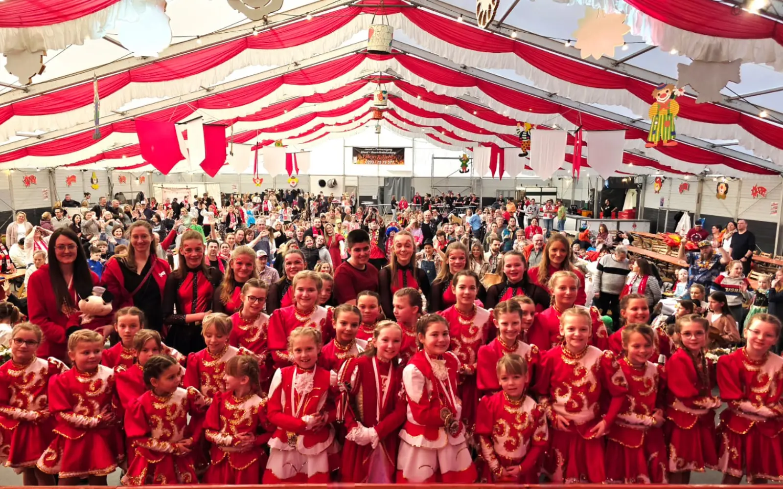 Vor bunt verkleidetem Publikum traten bei der Kinderprinzenkürzung im Festzelt die KG-Tanzgarden Stellas und Sternschnuppen auf. Foto: privat