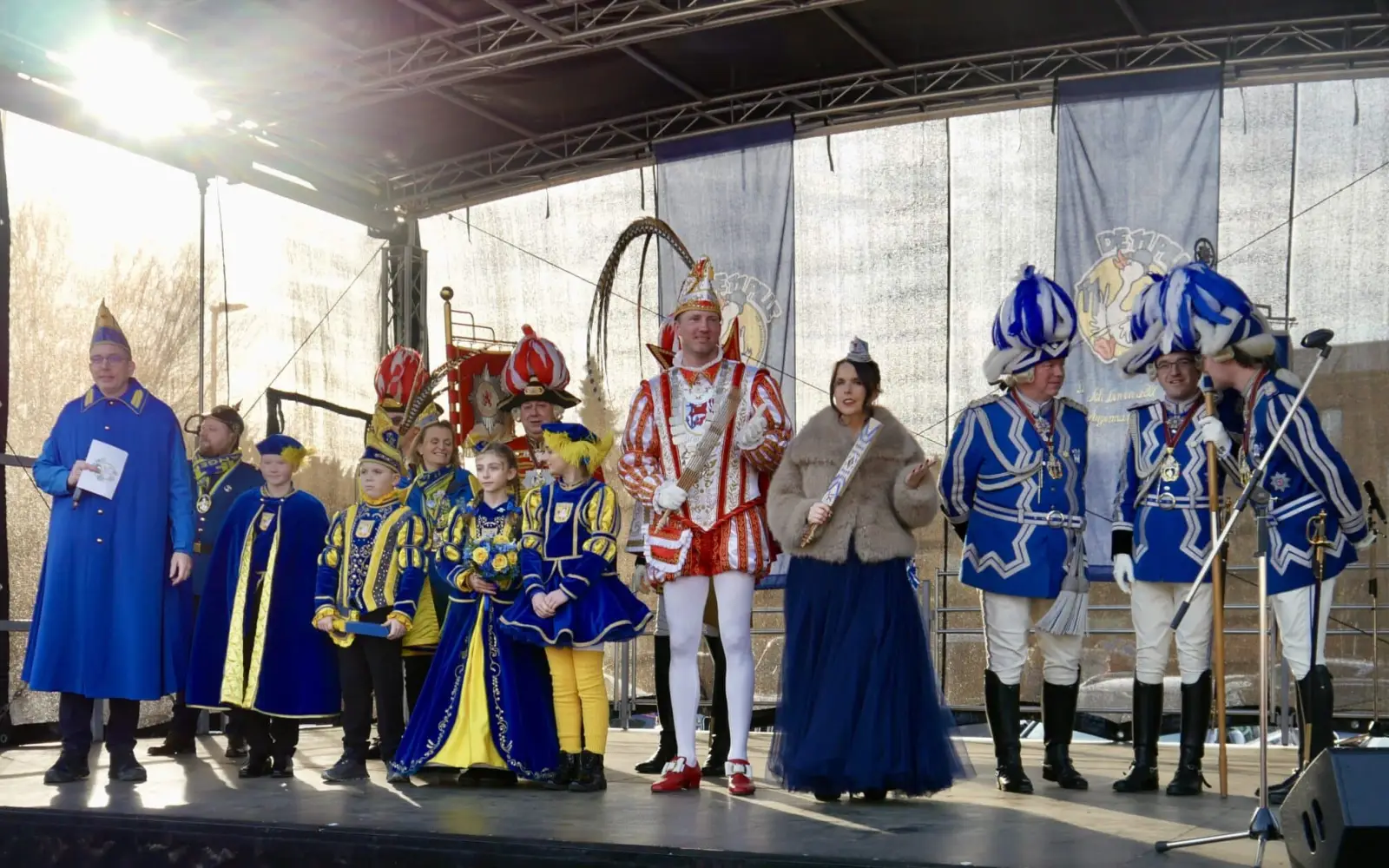 Tim Küsters (links) freute sich über den Besuch von Prinz Marcus I. und Venetia Nicole. Foto: cj