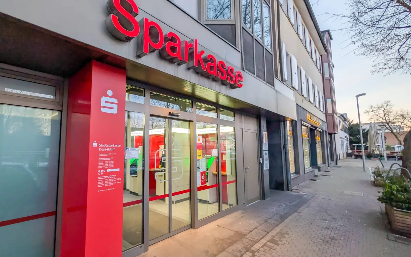 Verkehrsgünstig am Klemensplatz liegt die Zweigstelle der Stadtsparkasse Düsseldorf im Stadtbezirk 5. Foto: ah
