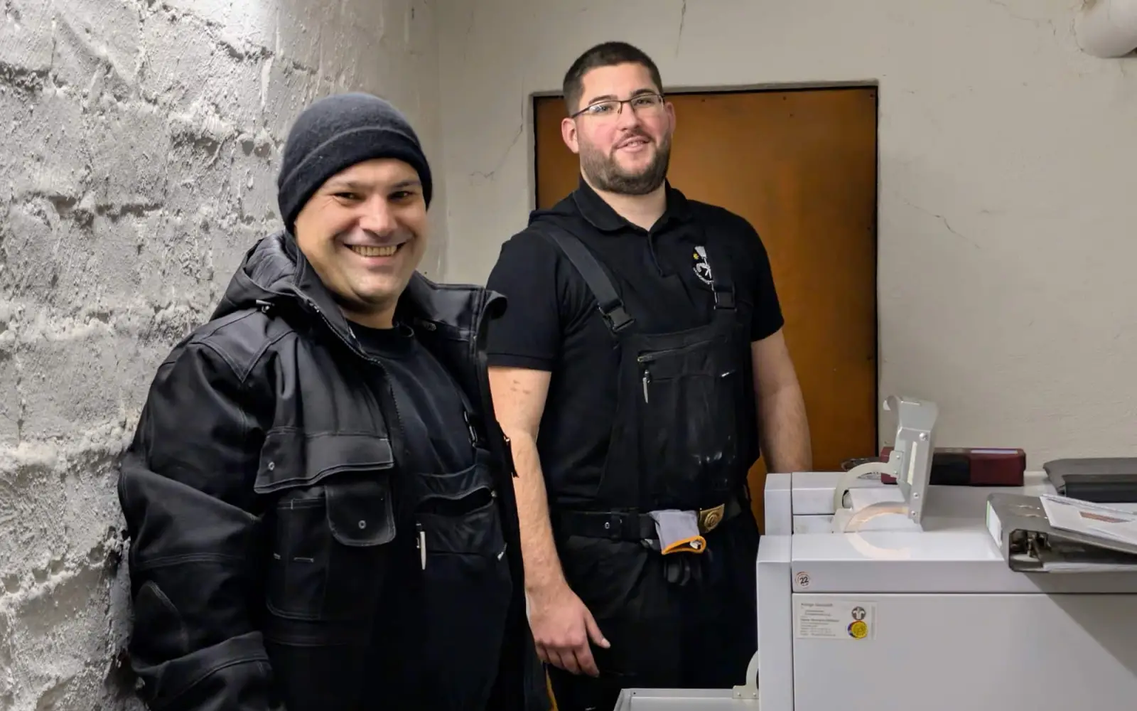 Der neue Bezirksschornsteinfegermeister Marcel Monieta (von links) und sein Kollege Nils Tassner überprüfen eine Heizungsanlage. Foto: ah