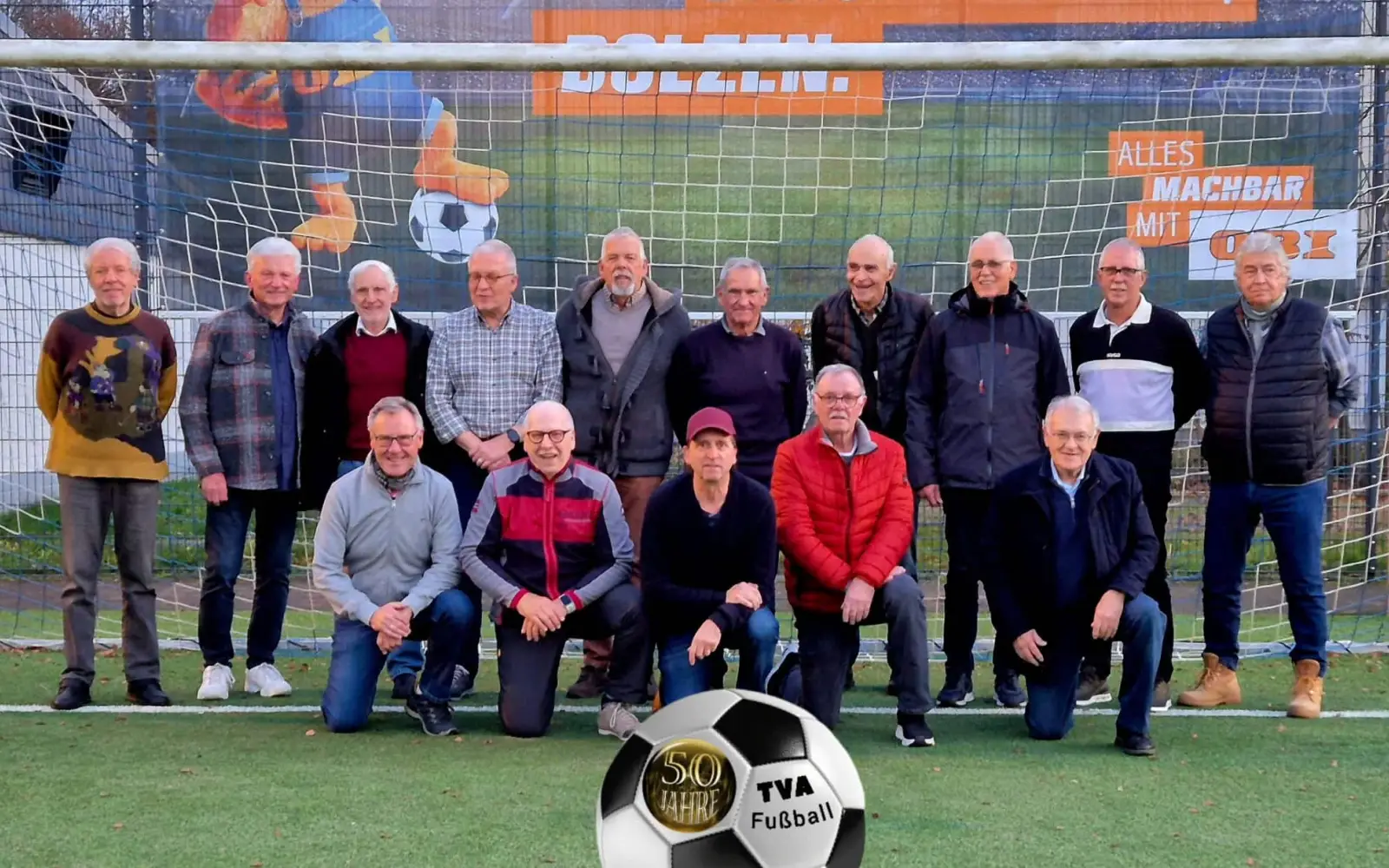 Zum 50-jährigen Jubiläum trafen sich die ehemaligen Spieler erneut auf dem Fußballplatz für ein aktuelles Gruppenfoto. (von links) Johannes Kohlhaus, Ferdi Müller, Wolfgang Hümbs, Manfred Voss, Harry Schouten, Willi Jakobs, Hermann Schubert, Bernd Polz, Michael Polz und Jürgen Thode. In der vorderen Reihe knien (von links) Kurt Ehrkamp, Helmut Voss, Detlef Feldmann, Klaus Buschhaus sowie Gerd Kuckelkorn. Foto: ah