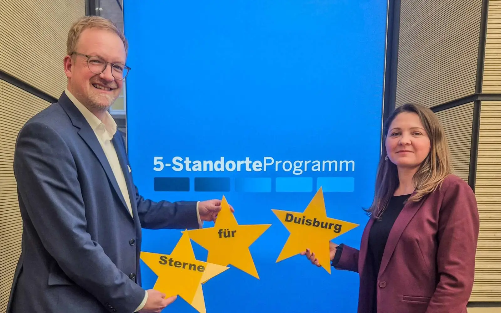 Duisburgs Wirtschaftsdezernent Michael Rüscher freut sich über das Regionalsiegel des Landes NRW. Foto: Stadt Duisburg