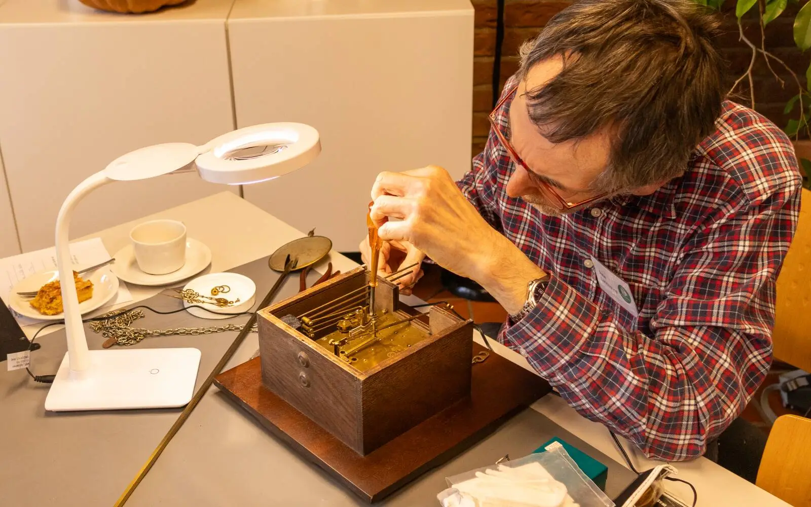 Auch mechanische Uhren werden im Reparaturcafé Kaiserswerth wie hier von Peter Lancashire fachgerecht instand gesetzt. Archivfoto: ah
