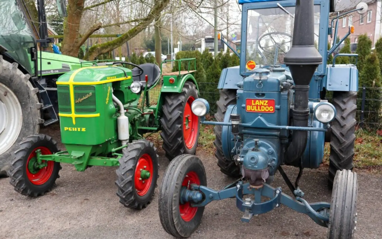Zwei sehr gepflegte Oldtimer-Traktoren. Foto: vj