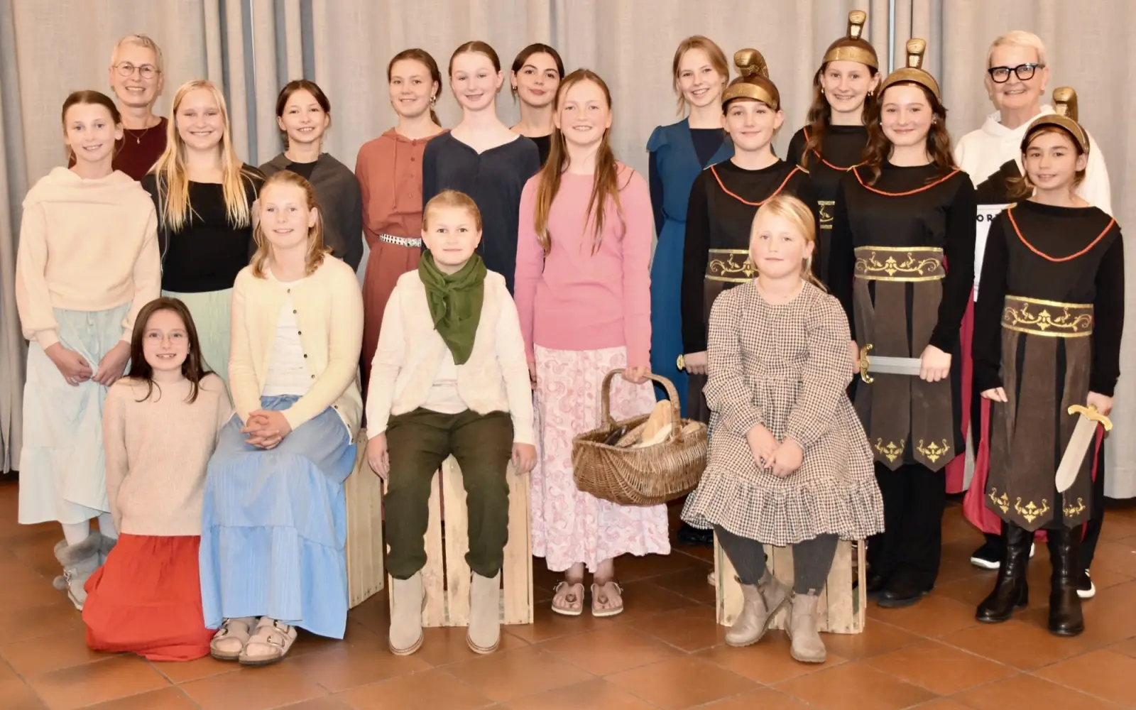 Das Ensemble des Kinder- und Jugendchors St. Remigius Düsseldorf probt für das Musical „Fünf Brote und zwei Fische“, das am 1. Adventswochenende in der Graf Recke Kirche aufgeführt wird und die biblische Geschichte der Speisung der 5000 am See Genezareth thematisiert. Foto: privat