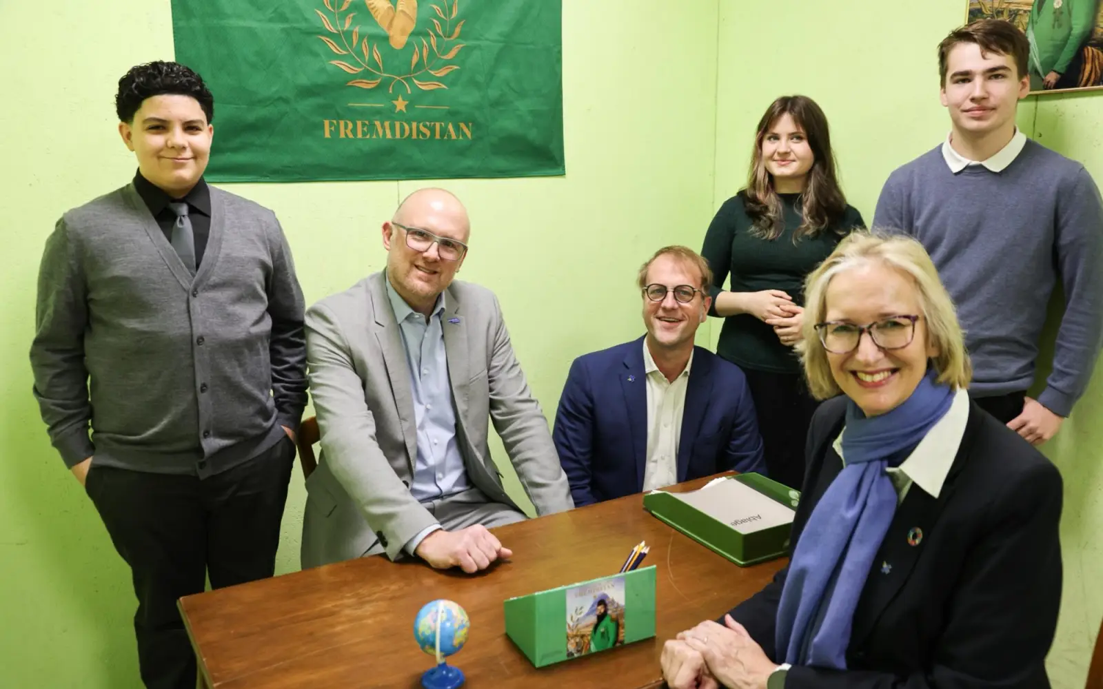 Zur Eröffnung wagte sich ein Team aus Oberbürgermeister Sören Link (2. von links), Katrin Weidemann (vorne) und Carsten Montag (3. von links) von der Kindernothilfe sowie Kira (16) und David (16, rechts) aus dem Kindernothilfe-Jugendrat in die fiktive Republik Fremdistan. Foto: Ralf Krämer/KNH