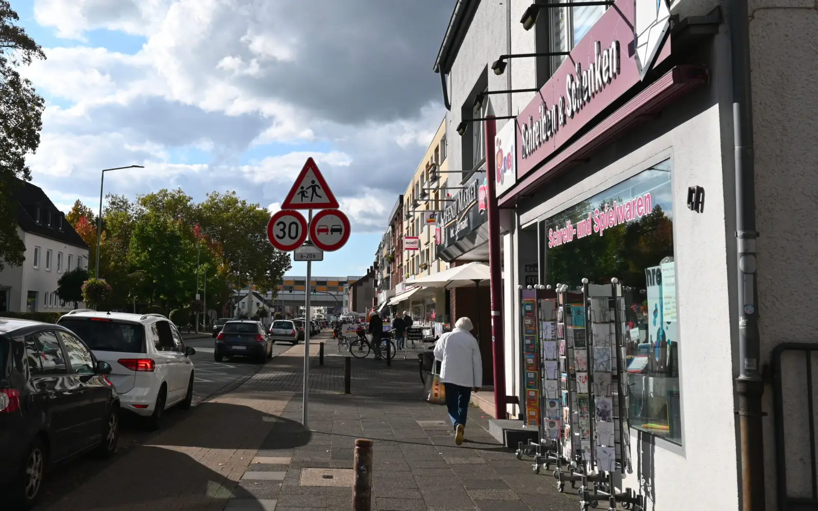 Das Schreibwarengeschäft PODBi an der Münchener Straße 47 in Duisburg-Buchholz wird am 24. Dezember die Türen schließen. Foto: sam