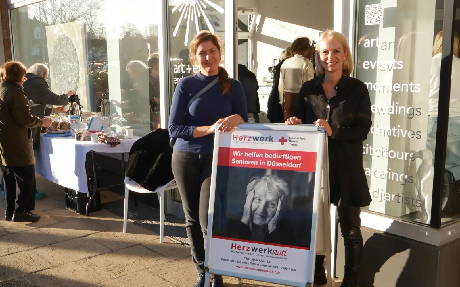 Julia Moisel, Leiterin Herzwerk, und Yvonne Erdmann vor der gut besuchten „Galerie-Boutique“. Foto: cj