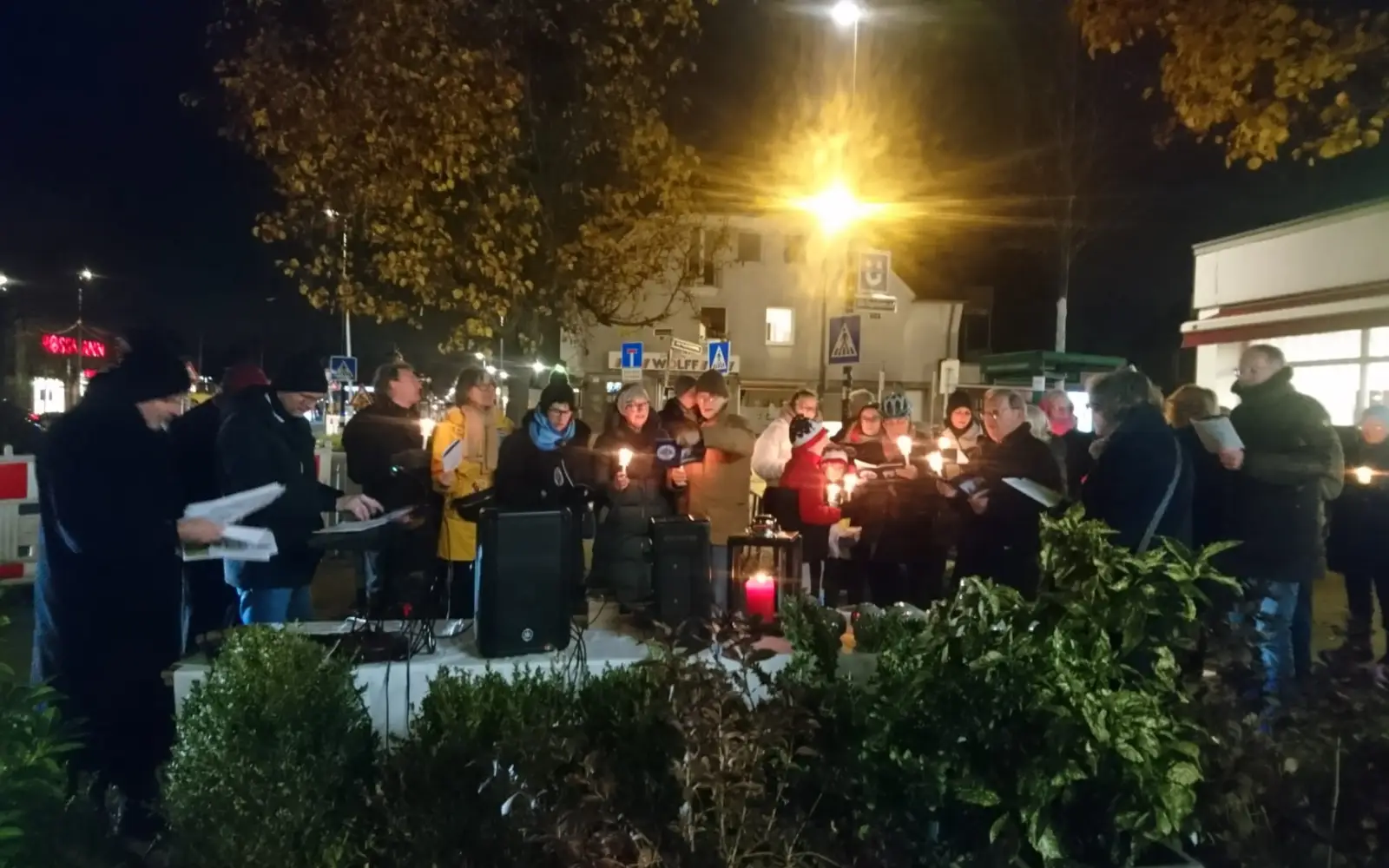 Beim traditionellen Adventssingen in Lohausen versammeln sich Menschen, um gemeinsam Weihnachtslieder zu singen. Foto: Klaus Scherschel