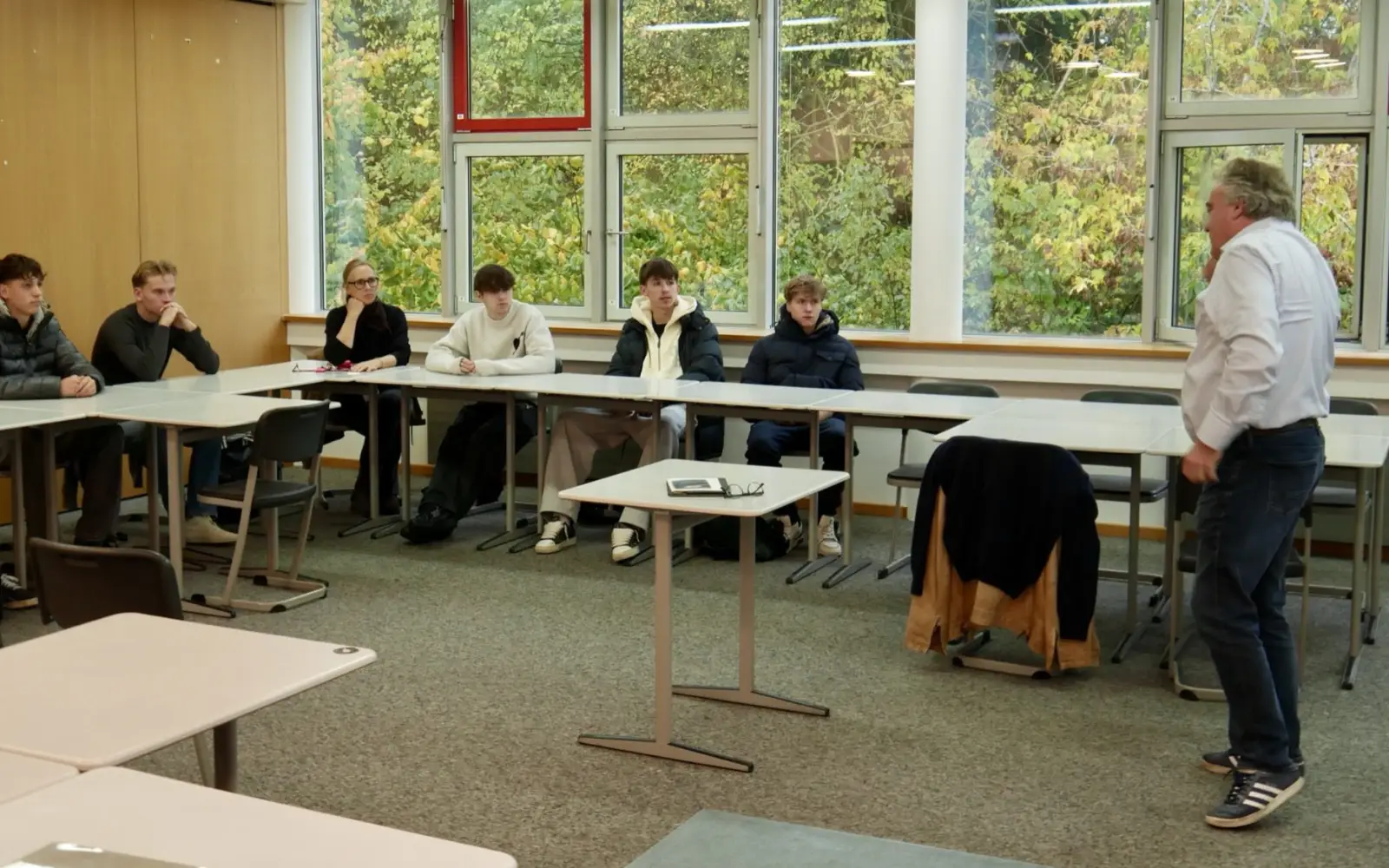 Olaf Lehne diskutiert mit Schülerinnen und Schülern der International School of Düsseldorf über politische Fragestellungen. Foto :cj