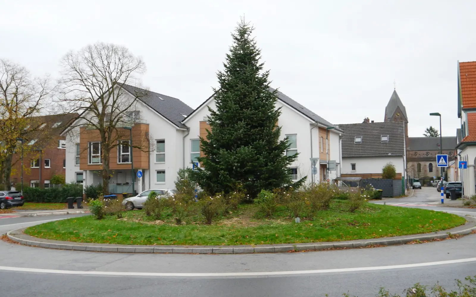 Der Weihnachtsbaum steht schon und kündigt nicht nur die Weihnachtszeit, sondern auch den Nikolausmarkt an, den Handwerk und Handel in mühevoller Arbeit jedes Jahr organisiert. Foto: cj