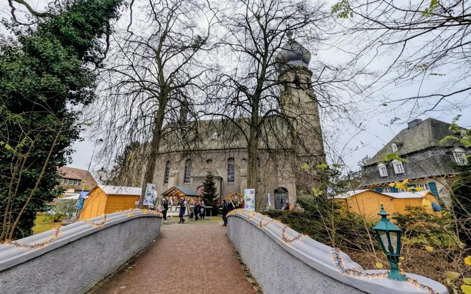 Vor der Kulisse des Zwiebelturms lädt der Weihnachtsmarkt in Rahm zum gemütlichen Bummel ein. Archivfoto: ah