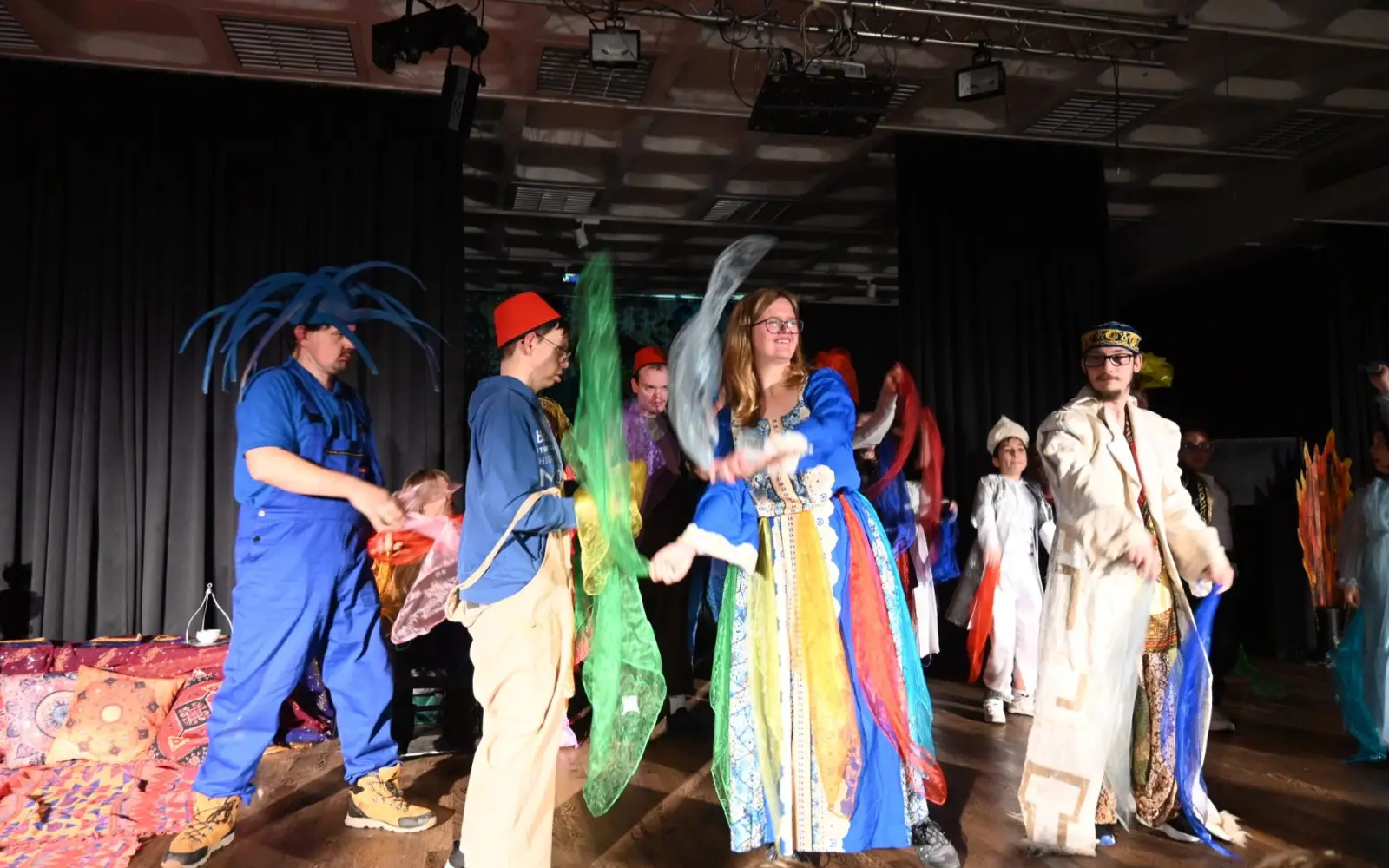 Fantasievolle Choreografien rundeten die KiT-Eigeninszenierung ab. Foto: sam