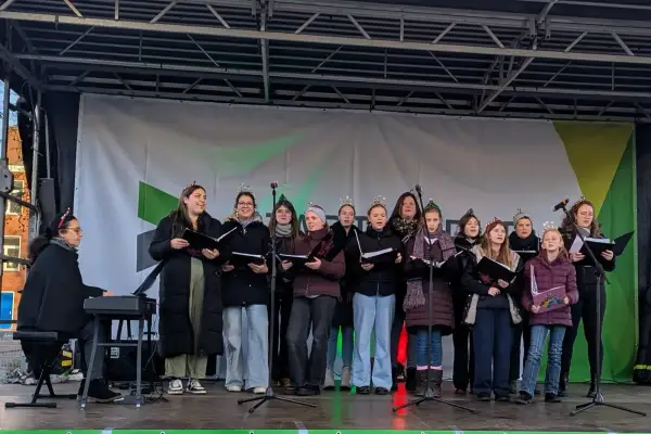 Weihnachtsmarkt in Bissingheim begeistert mit Kindereisenbahn und neuem Riesenrad