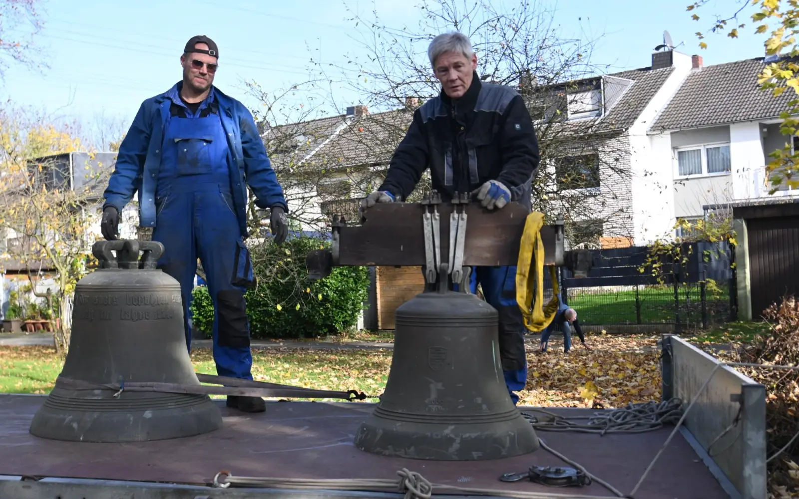 Mitarbeiter einer Fachfirma haben die Glocken aus dem 28 Meter hohen Turm in St. Stephanus Ungelsheim abmontiert – nun werden sie erst einmal eingelagert. Foto: sam