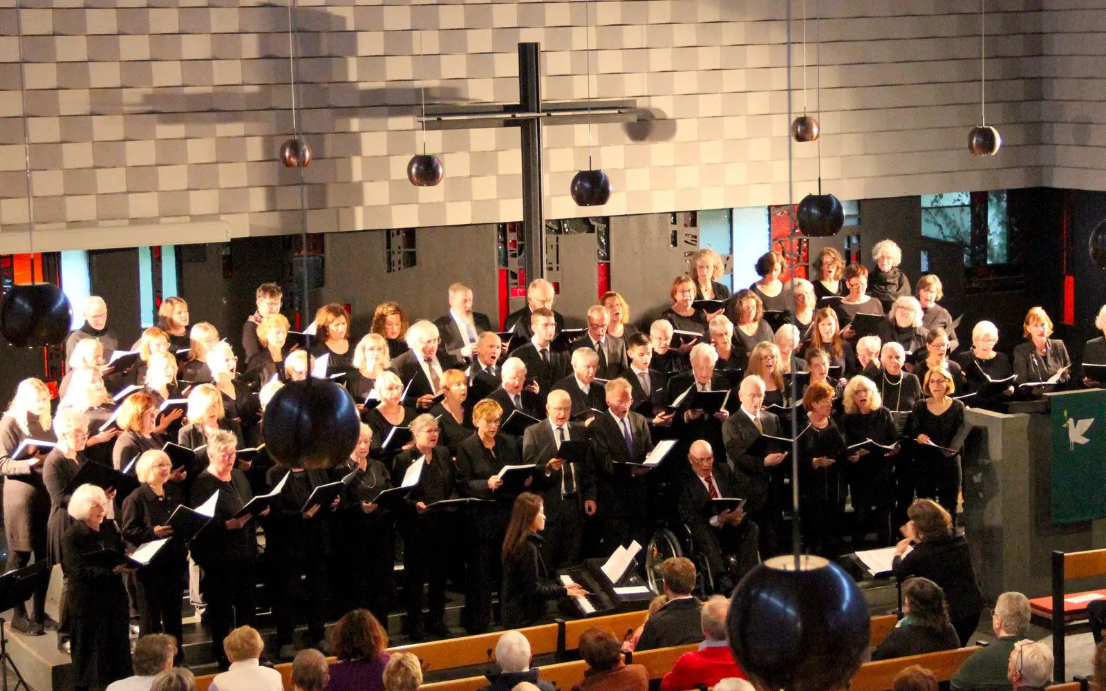 Die Kantorei Großenbaum unter der Leitung von Kantorin Annette Erdmann beteiligt sich an dem Programm unter dem Motto „Klänge des Friedens – Chormusik und Harfe“. Archivfoto: Ralf Bader