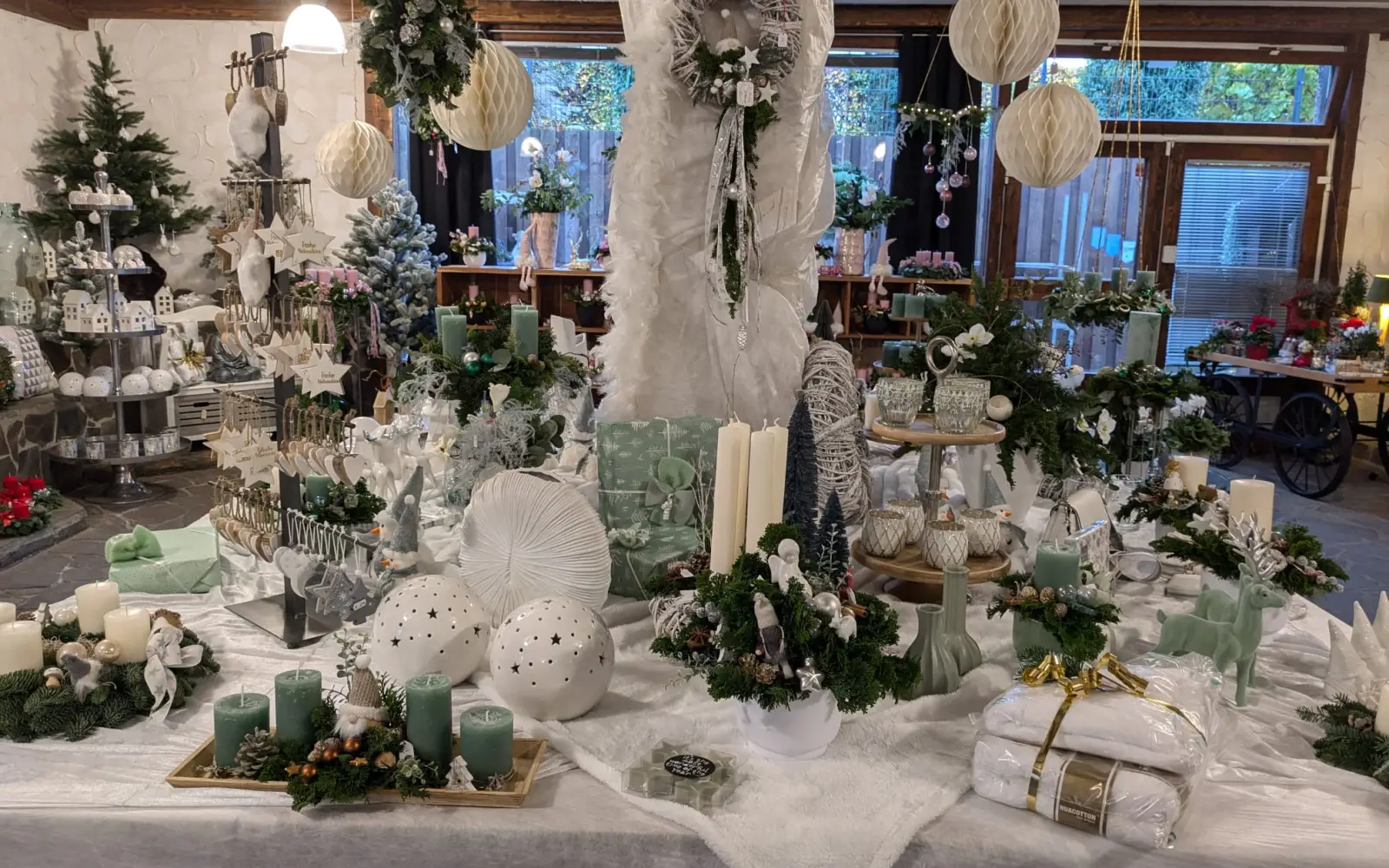 Florale Handwerkskunst steht bei „Rosen Ruland“ im Mittelpunkt. Viele Farben prägen in diesem Jahr die Vorweihnachtszeit. Foto: Rosen Ruland