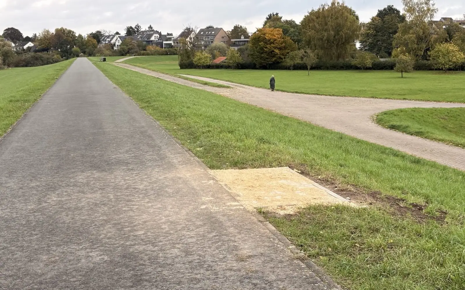 Am Herbert-Eulenberg-Weg ist eine der Flächen für die neuen Parkbänke bereits vorbereitet. Foto: cj