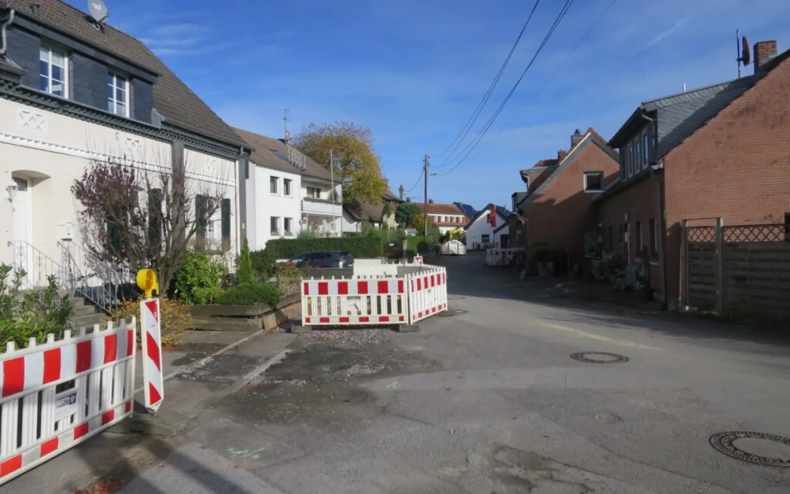 Auf der Unterdorfstraße und Viehstraße wird schon seit Jahren an der Erneuerung der Versorgungsleitungen gearbeitet, jetzt auch Am Klompenkothen. Dabei werden die bisher überirdischen Stromversorgungskabel unter die Erde verlegt. Foto: hs