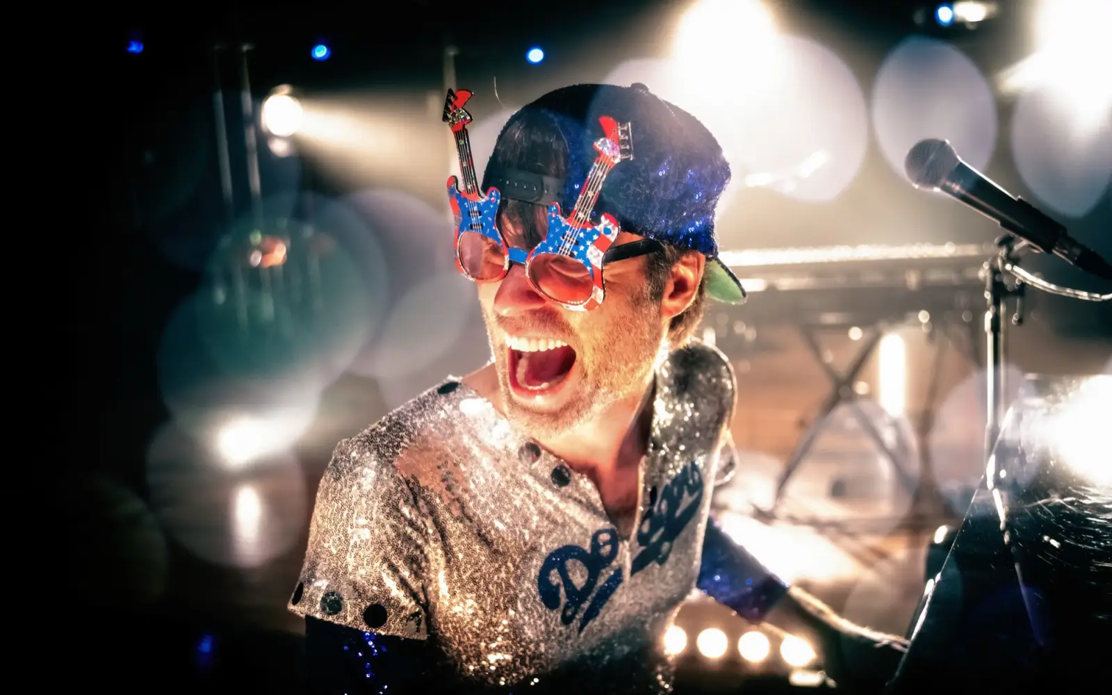 Seit Jahrzehnten erobert der Entertainer Bastian Korn die Bühnen – so auch wieder am 15. November im Steinhof in Huckingen. Foto: rog-vanmaro