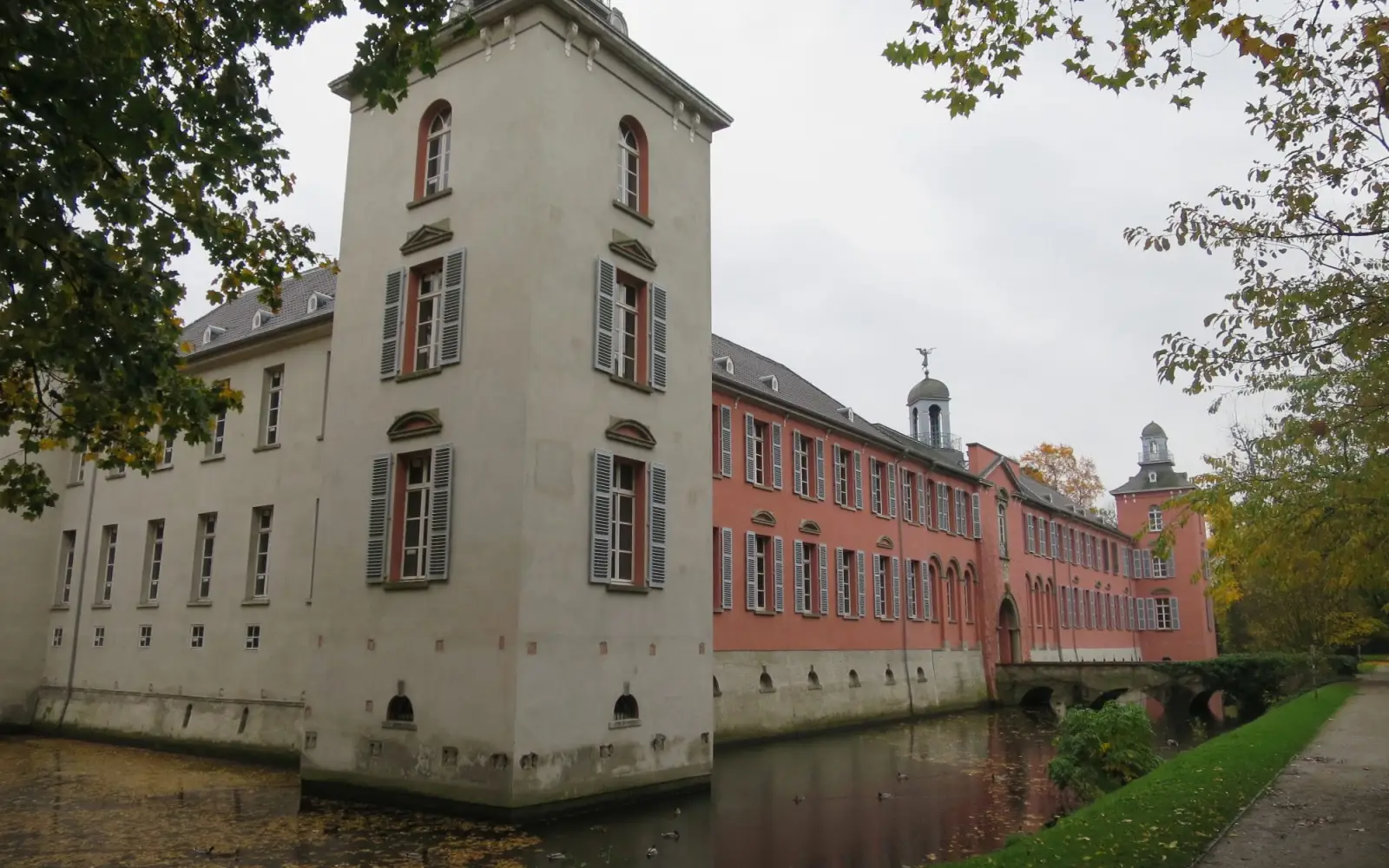 Auch nach über elf Jahren Leerstand ist die große Schlossanlage in Kalkum noch ein ansehnliches Bauwerk. Die unterschiedliche Farbe der Anfang des 19. Jahrhunderts entstandenen Fassade erklärt sich durch die Unterbrechung der Sanierungsarbeiten während des ersten, misslungenen Verkaufsverfahrens vor zehn Jahren durch den Bau- und Liegenschaftsbetrieb des Landes Nordrhein-Westfalen. Foto: hs