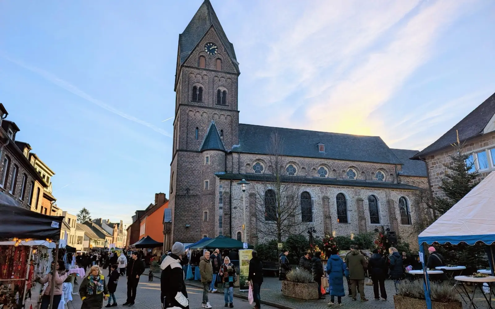Dank neuer Mitglieder kann der traditionelle Nikolausmarkt in Angermund weiterhin stattfinden. Archivfoto: ah
