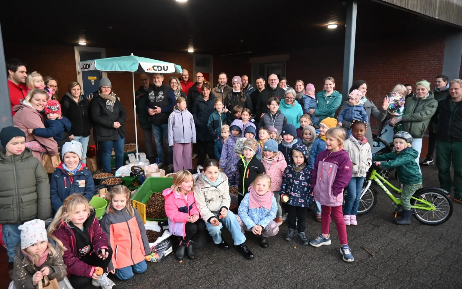 57 Kinder brachten jetzt ihre gesammelten Eicheln zum Schulhof in Mündelheim. Stadtförster Stefan Jeschke und Mitglieder des CDU-Ortsverbands Mündelheim/Ehingen/Serm freuten sich über das Ergebnis. Foto: sam