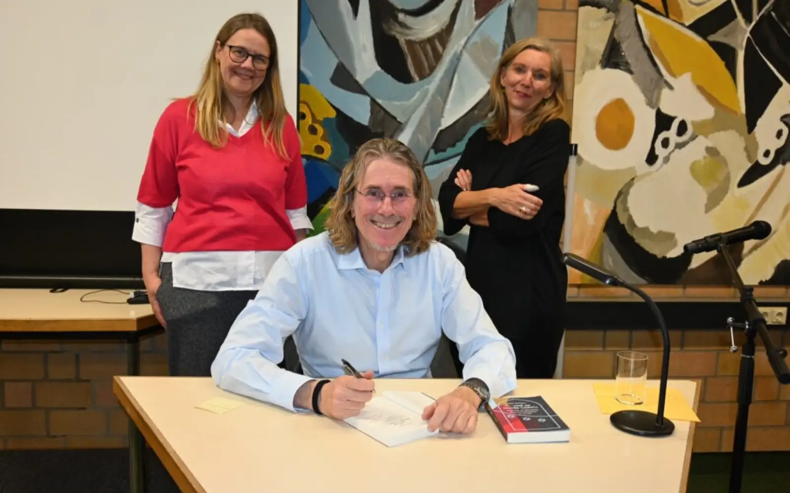 Igal Avidan las auf Einladung des Bürgervereins Großenbaum/Rahm. Begrüßt wurde er von Vorsitzender Heike Schmitz-Fehlberg (links) sowie deren Stellvertreterin, Petra Berndorf. Foto: sam