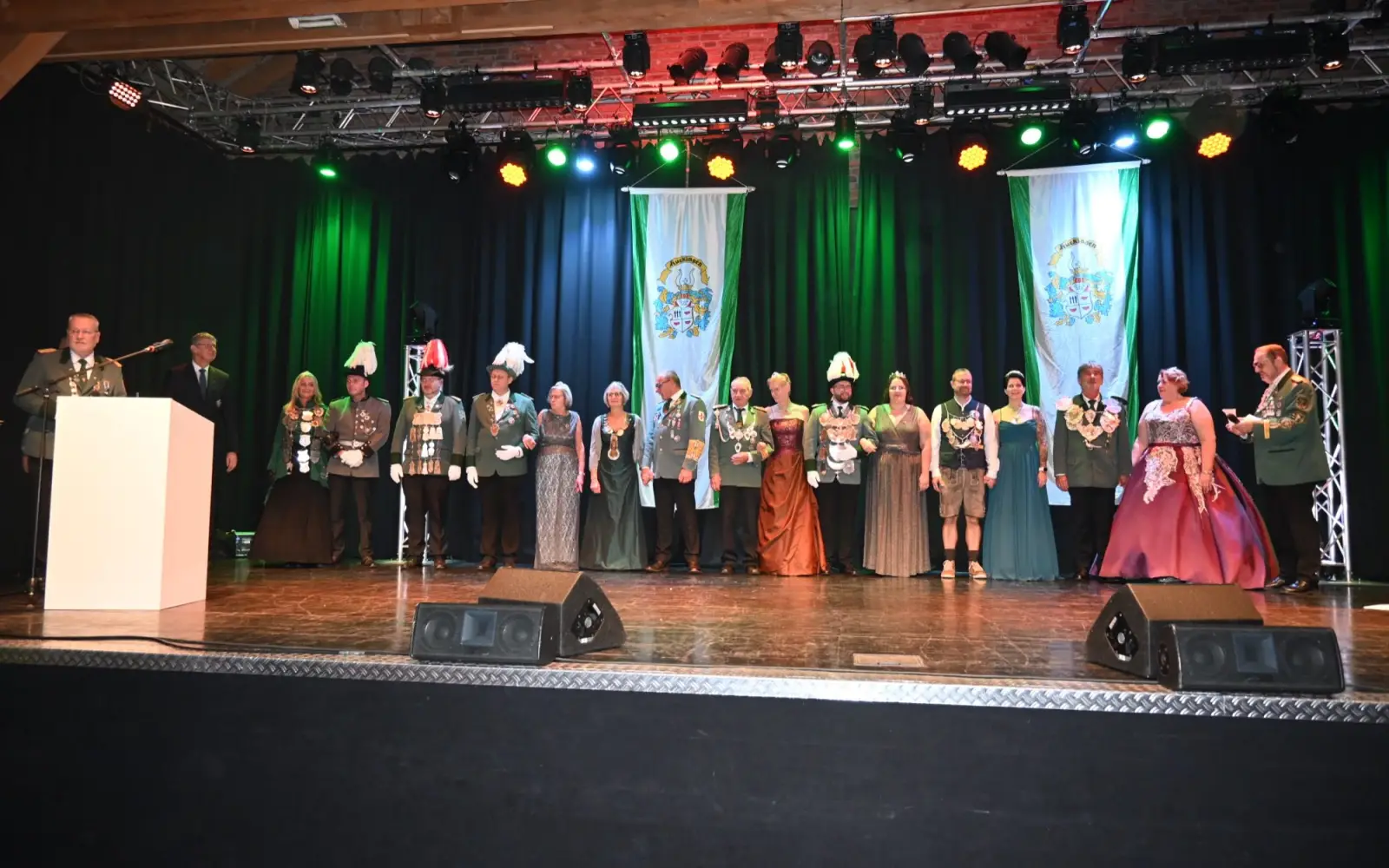 Die Bezirksbundesmeister Volker Schumacher aus Großenbaum (Süd, links) sowie Thomas Heinrichs aus Duisburg-Homberg (Rhein/Ruhr/Nord, rechts) stellten mit launigen Worten die amtierenden Majestäten vor. Foto: sam
