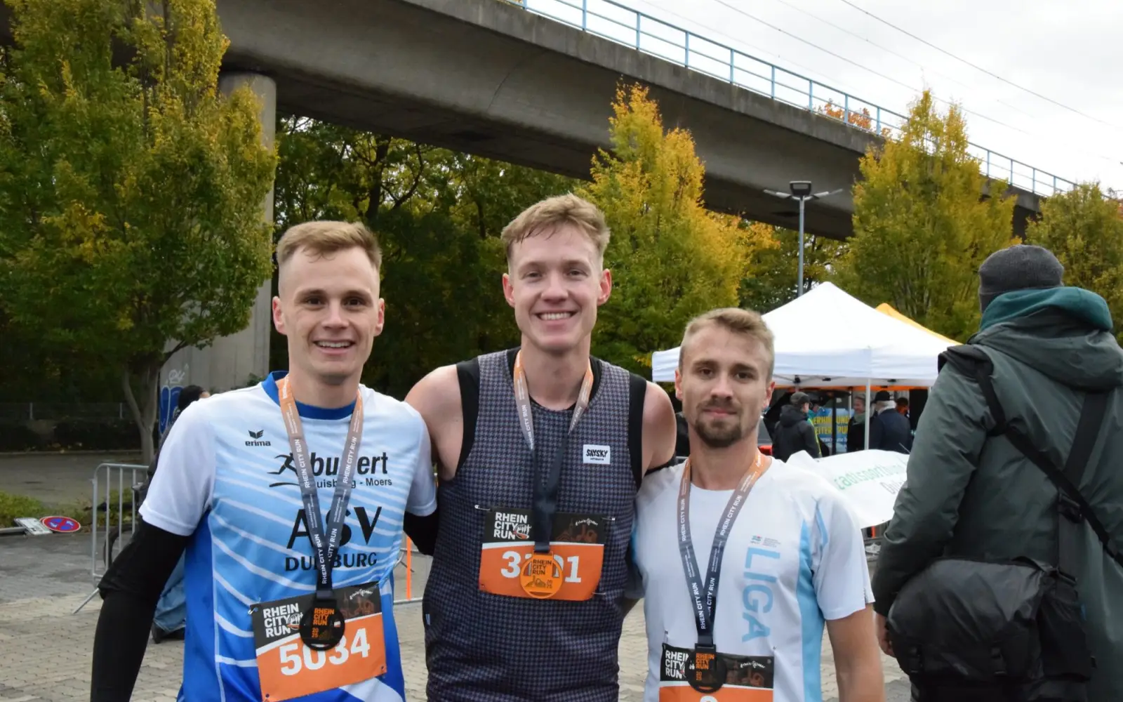 Die drei best platzierten Männer (von links): Jan Neuens (2.), Jannis Wiepck (1.) und Fabian Gossens (3.). Foto: dav