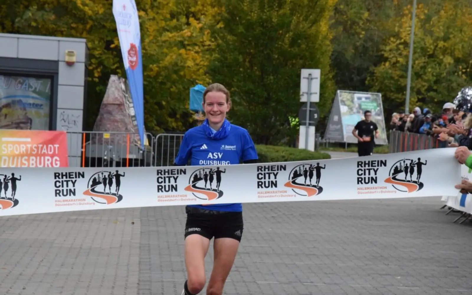 Gewinnerin Katharina Wehr läuft in das Ziel ein. Foto: dav