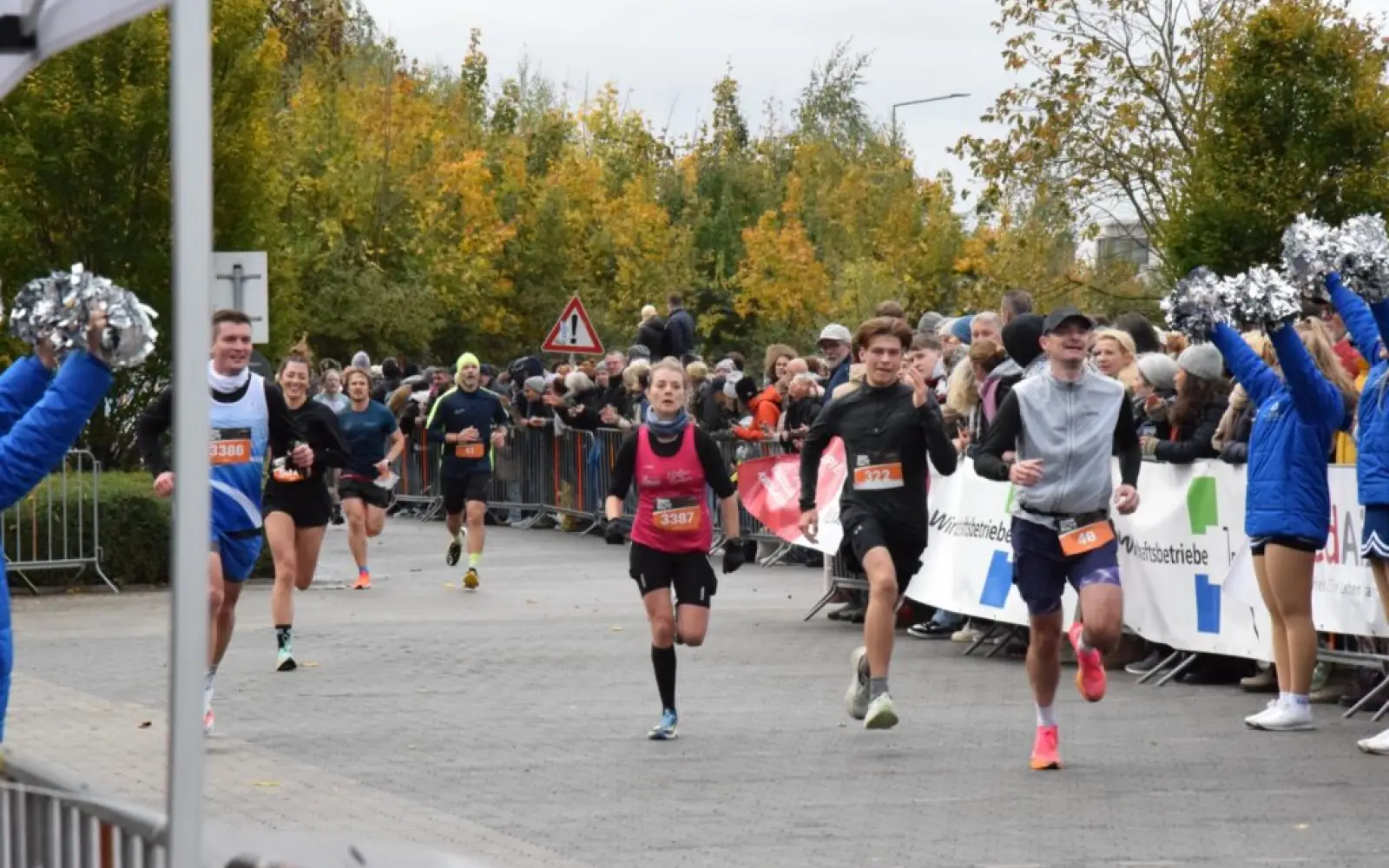 Beim Zieleinlauf wurden die Läuferinnen und Läufer mit Beifall bejubelt. Foto: dav