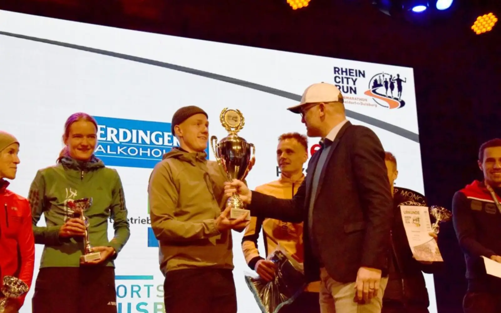 Duisburgs Oberbürgermeister Sören Link übergibt den Städtepokal an den erstplatzierten Düsseldorfer, Jannis Wiepck. Foto: dav