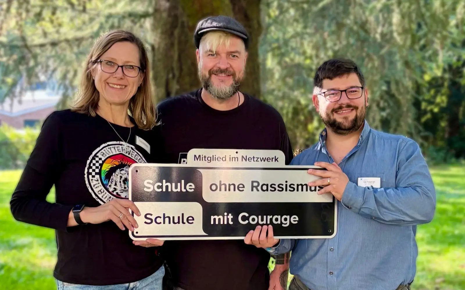 Andrea Quellenberg (Schulleiterin der Pflegeschule Düsseldorf), Carsten Butterwegge (Musiker und Pate) sowie Ingo Knepperges (Stellvertretender Schulleiter der Pflegeschule Düsseldorf) freuen sich darüber, nun Teil eines starken Netzwerkes zu sein. Foto: Kaiserswerther Diakonie