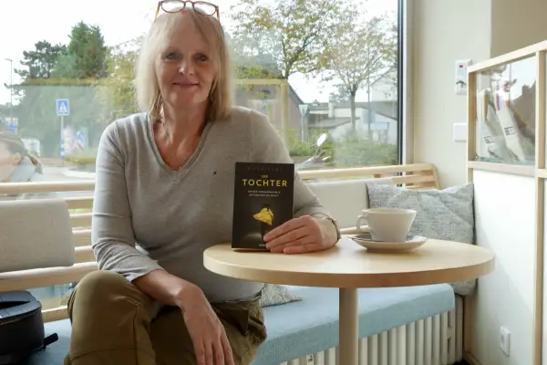 Rose Klay fasziniert mit in Lohausen spielendemThriller