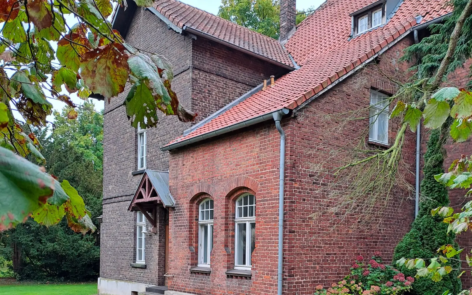 Das ehemalige Pfarrhaus in Kalkum ist das neue Zuhause der Ökumenischen Hospizgruppe. Foto: privat