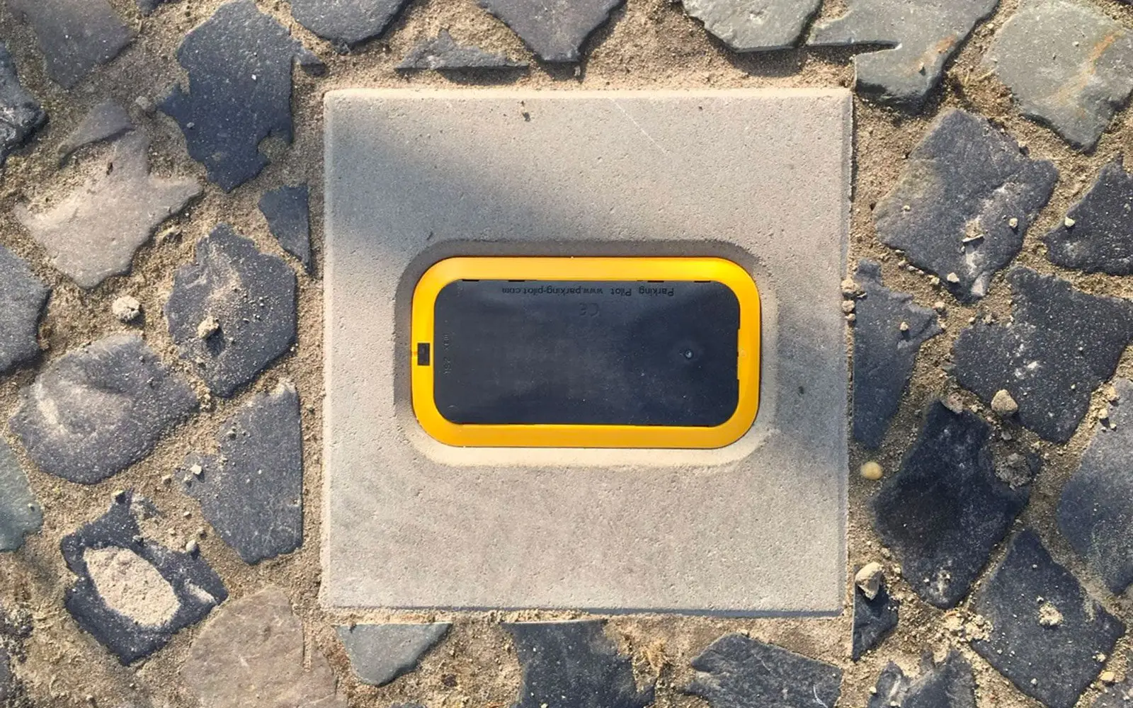 Durch schwarz-gelbe Bodensensoren lässt sich in Zukunft auf dem P+R-Platz Wittlaer die Verfügbarkeit freier Parkplätze vor Ort digital ermitteln. Foto: Connected Mobility Düsseldorf