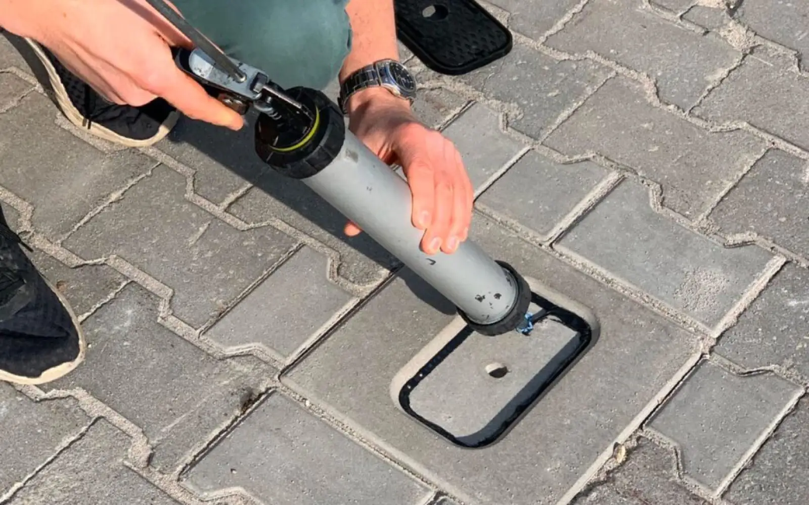 Ein Bodensensor wird in das Pflaster eingesetzt, um künftig die Belegung eines Parkplatzes digital zu erfassen. Foto: Connected Mobility Düsseldorf
