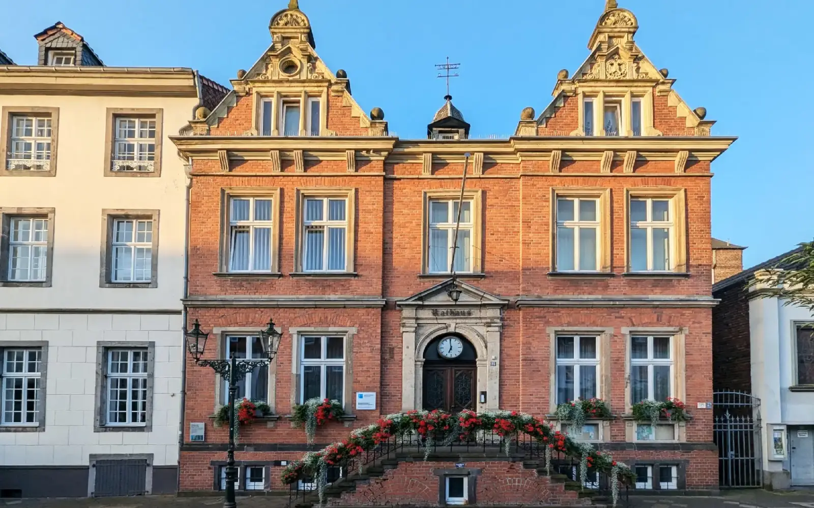 Im Rathaus am Kaiserswerther Markt 23 finden die Sitzungen der Bezirksvertretung 5 statt. Foto: hs