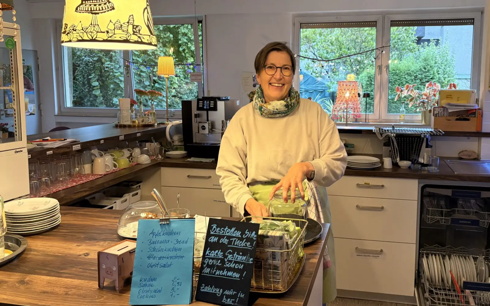 Sozialarbeiterin Ulrike Kempf steckt viel Herzblut in das Café. Foto: cj