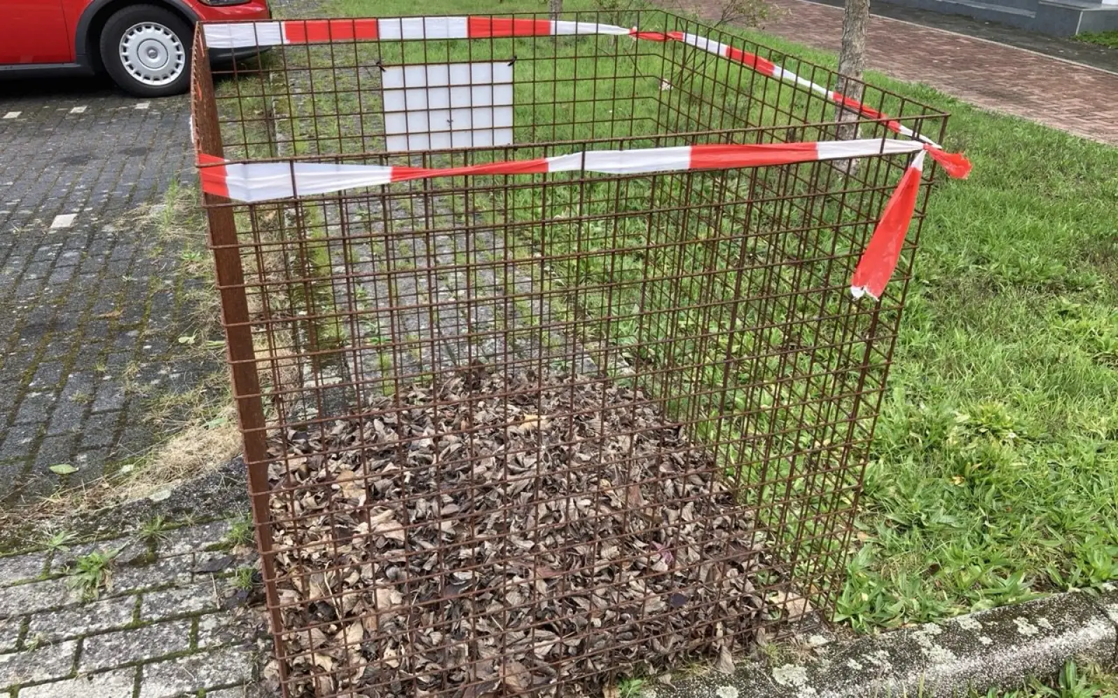 Einige Laubbehälter in Rahm sind schon fast voll, in anderen ist noch Platz. Ab dem 13. Oktober werden sie geleert. Foto: sam