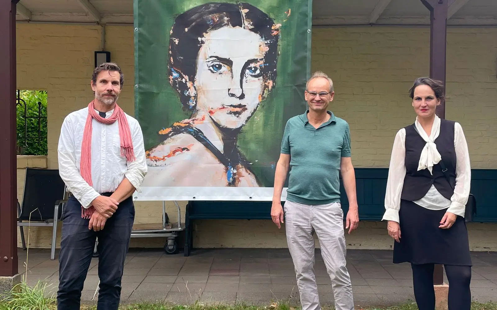 Markus Vater, Prof. Dr. med. Joachim Cordes und Anke Lohrer bei der Eröffnung der Kunstausstellung 2025. Foto: Kaiserswerther Diakonie