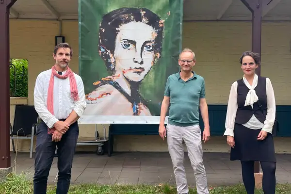 Bannerkunst im Klinikgarten: Geführter Rundgang in Kaiserswerth