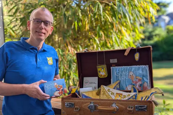 Neuer Karnevalskoffer der KG De 11 Pille erklärt Kindern das Brauchtum