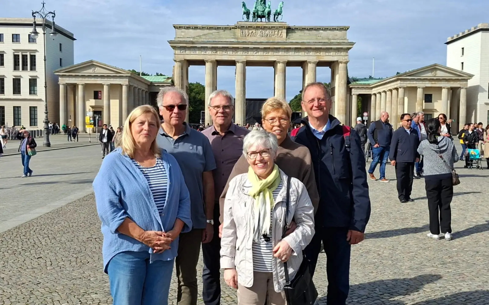 Die Sermer Reisegruppe erkundete in Berlin auch das Brandenburger Tor (von links): Monika Simon, Michael Germ, Rainer Kreh, Elke Vink, Marlies und Ferdi Schmitz. Foto: privat