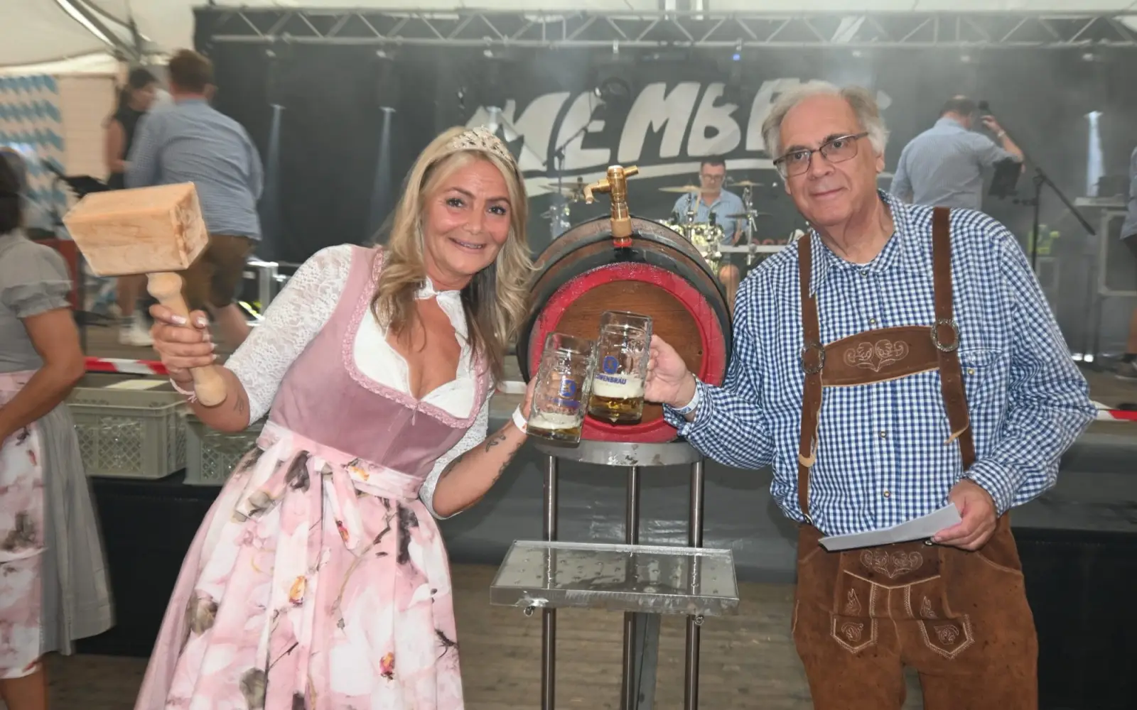 Schützenkönigin Carmen Kaiser stach als erste Frau das Fass an. Dabei wurde sie von Prinz Michael unterstützt. Foto: sam